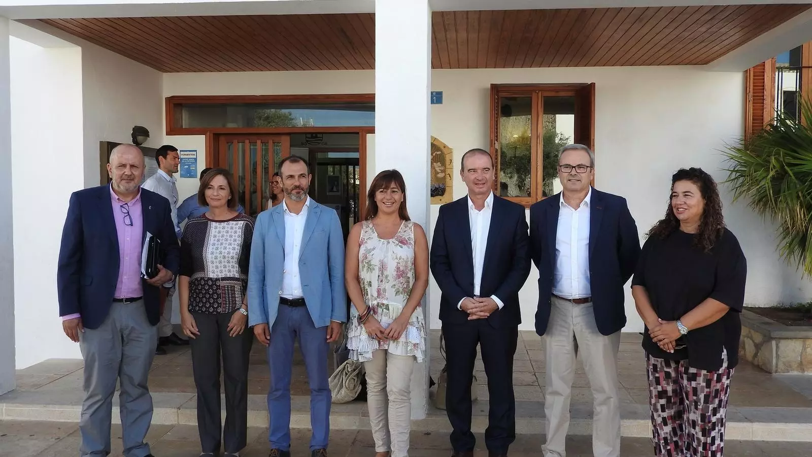 La presidenta, Francina Armengol, envoltada del vicepresident, Biel Barceló, la consellera de Presidència, Pilar Costa, i els presidents insulars.