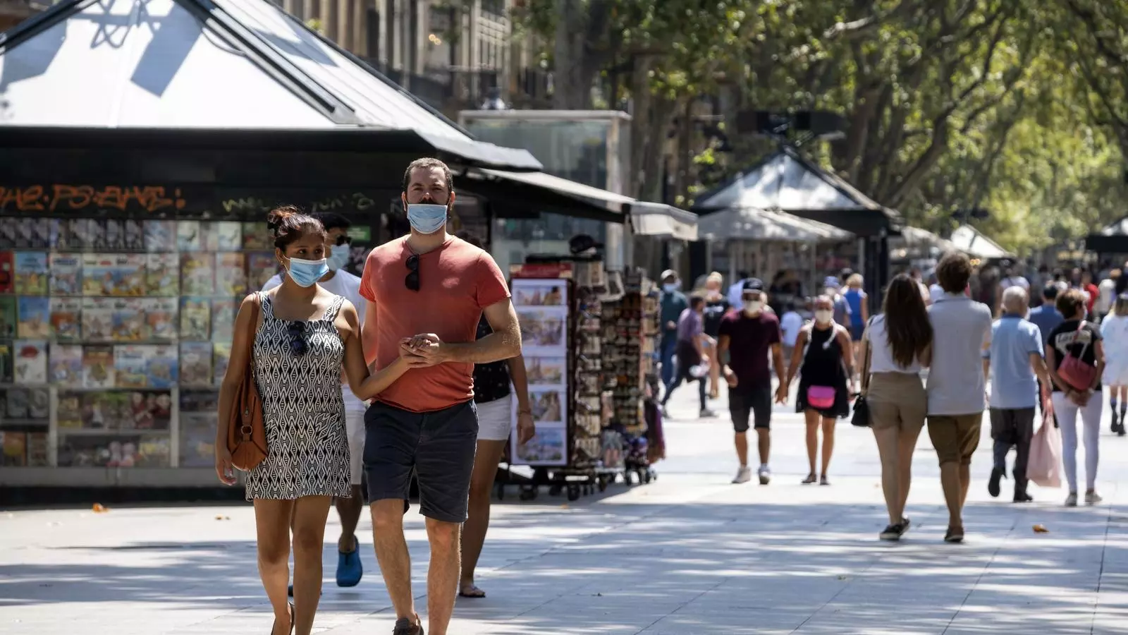 Vianants passejant per la Rambla de Barcelona aquest matí