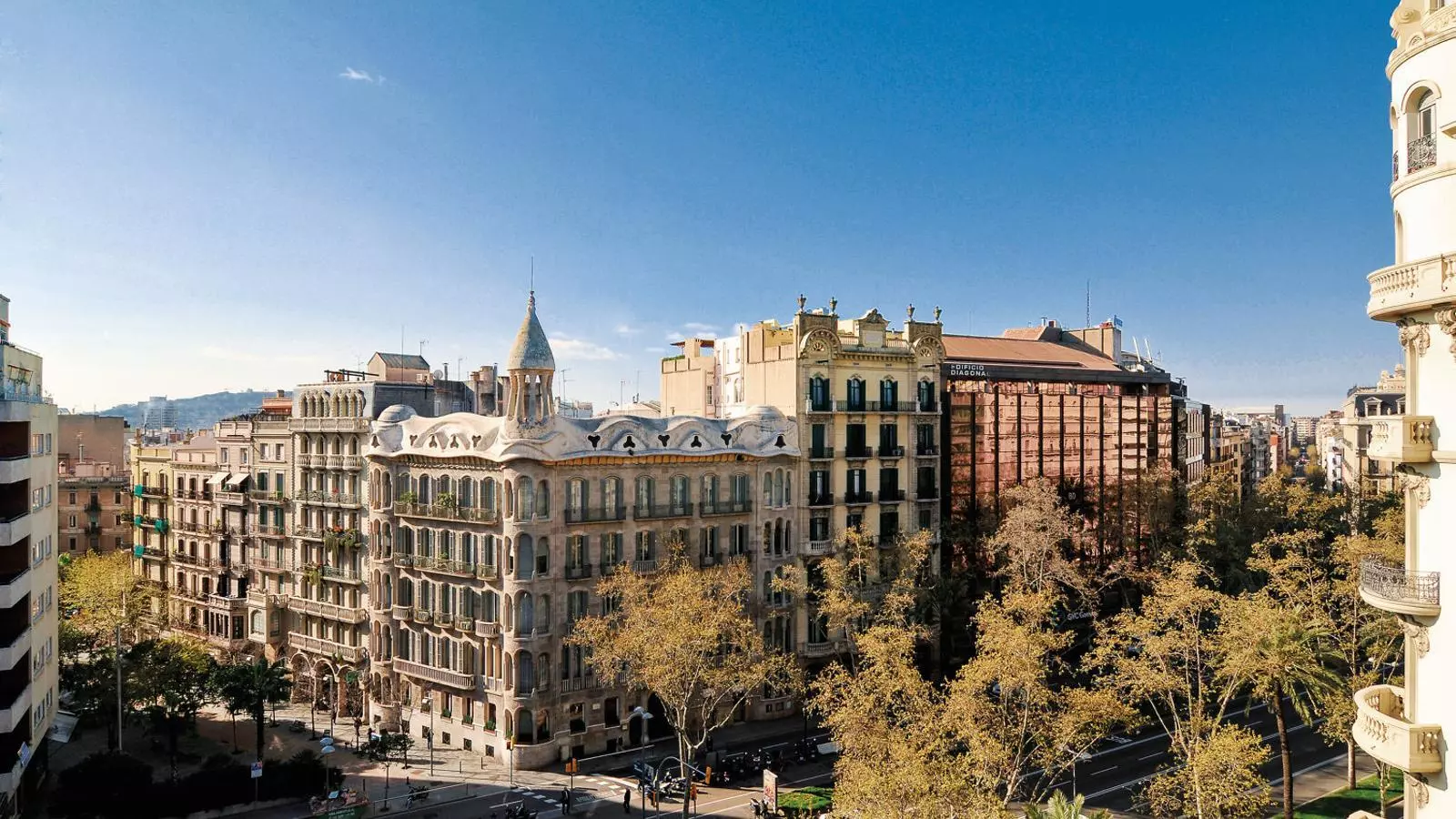 Manuel Sayrach, del Modernisme A la llum