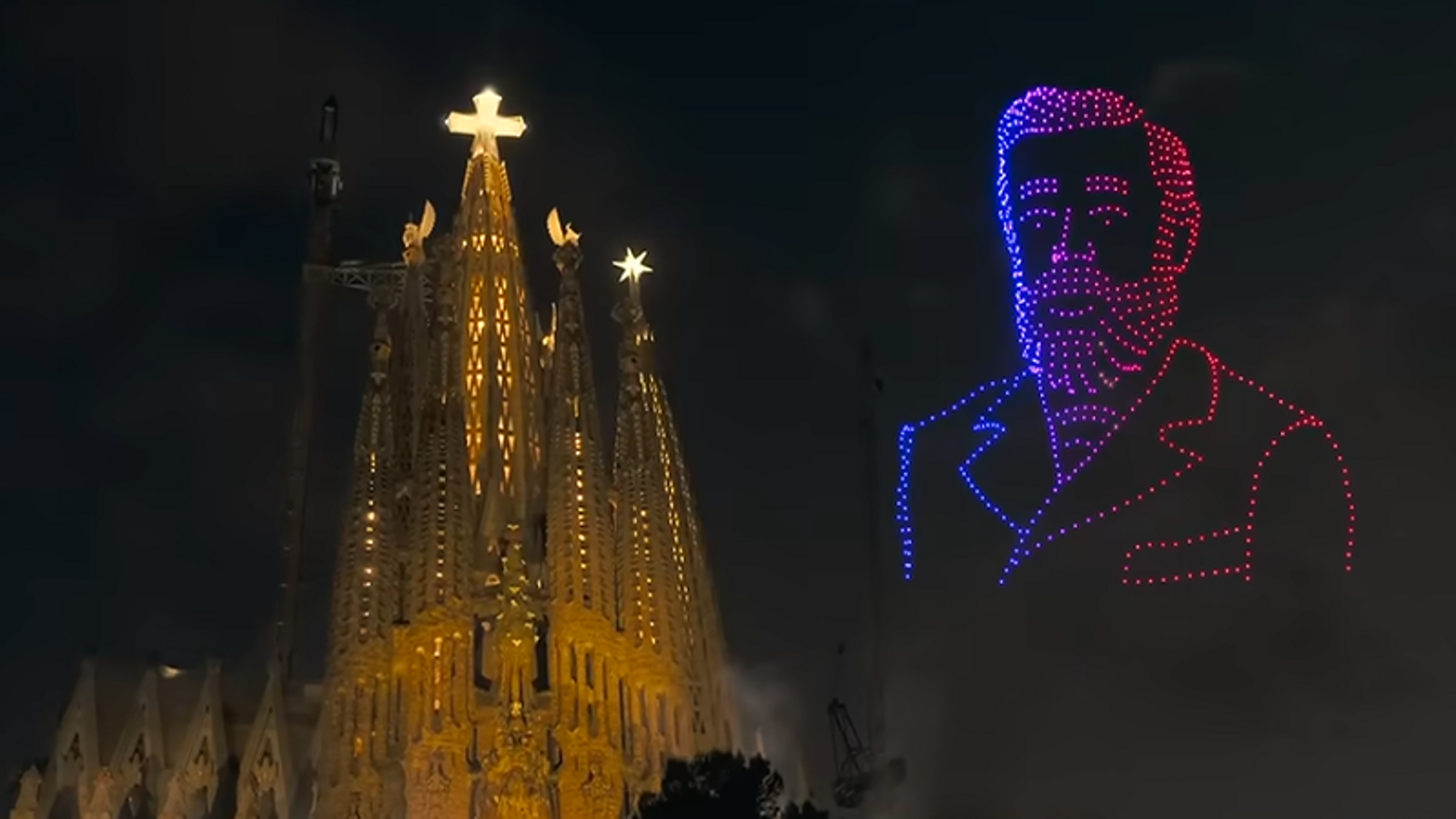Una constelación de drones dibuja la silueta de Antoni Gaudí en el cielo de Barcelona durante la bendición de la Torre de Jesús.