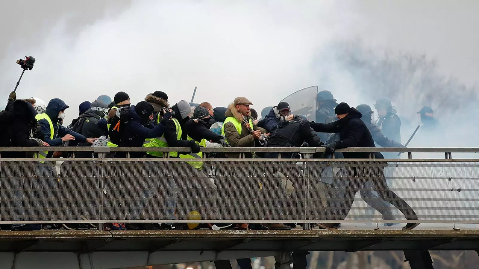 Els armilles grogues enfrontant-se a les forces de l’ordre a París dissabte passat.