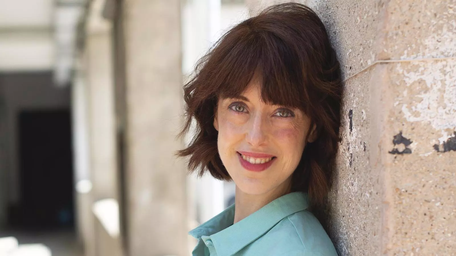 Doctora en filologia clàssica, és aragonesa i és l’autora del llibre 'L’infinit dins d’un jonc', un assaig sobre la invenció dels llibres al món antic que s’ha convertit en un 'bestseller' internacional