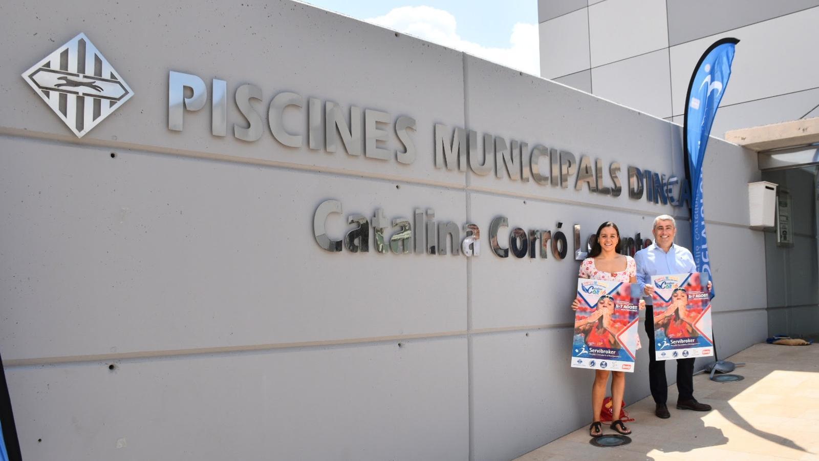 El batle d'Inca, Virgilio Moreno, i la nadadora inquera, Catalina Corró, a les portes de les piscines municipals de la capital del Raiguer.