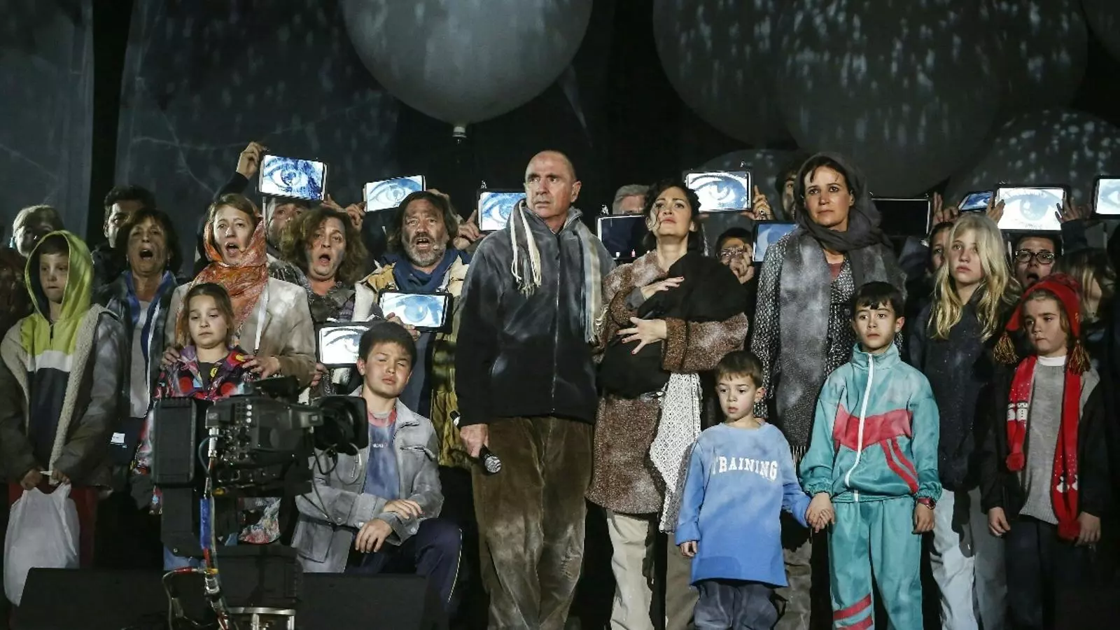 Lluís Llach, Elena Gadel i Sílvia Bel amb la Coral Càrmina