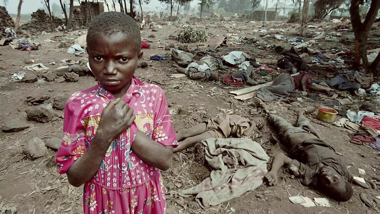 El vestit colorit de la nena tutsi ruandesa, de la qual no es coneix el nom ni l’edat, destaca enmig d’un paisatge de mort i destrucció, en una imatge presa el 7 de juliol del 1994 a prop de la frontera amb el Congo.