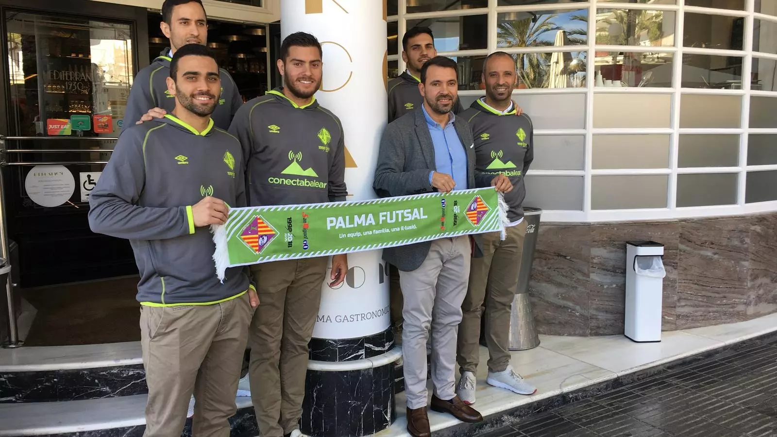 Alguns dels jugadors i l'entrenador del Palma Futsal amb una de les 2.000 bufandes
