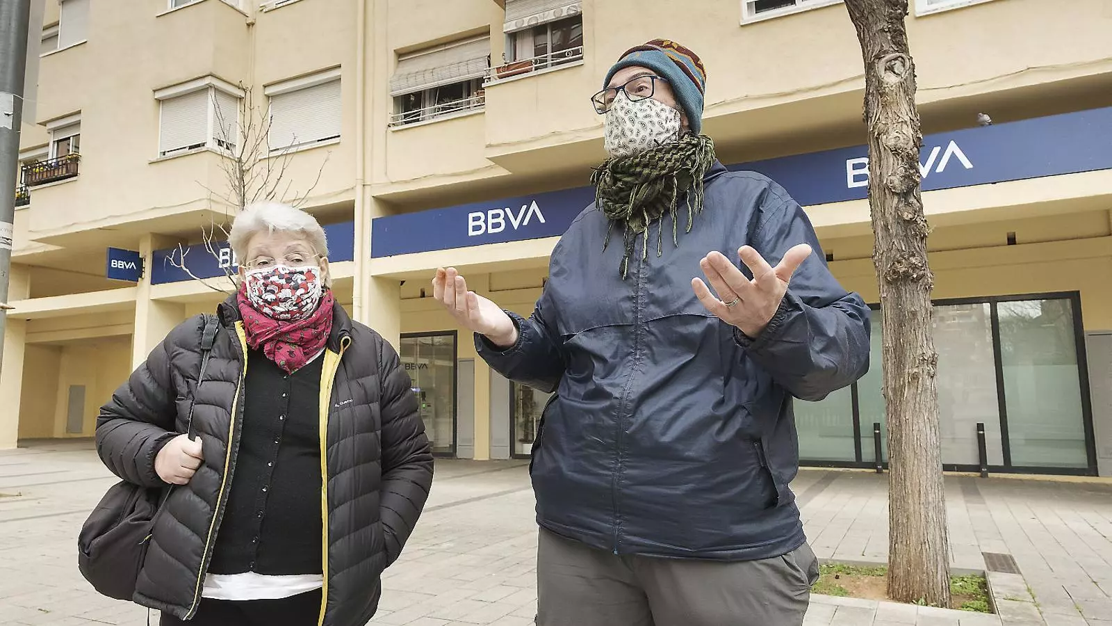 Veïns de Can Deu han protestat davant l’última oficina tancada.