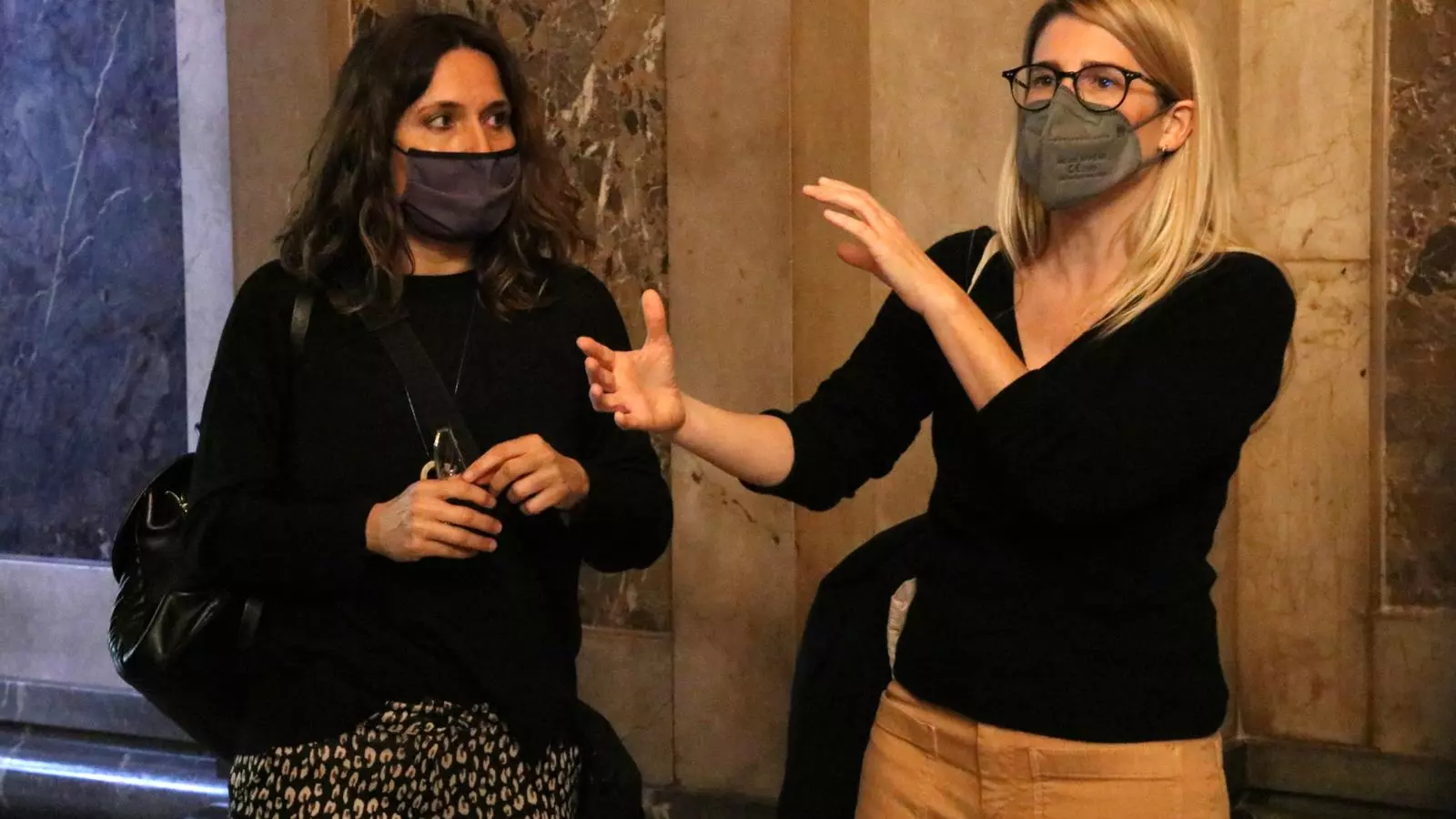 Laura Vilagrà (ERC) and Elsa Artadi (JxCat) in Parliament