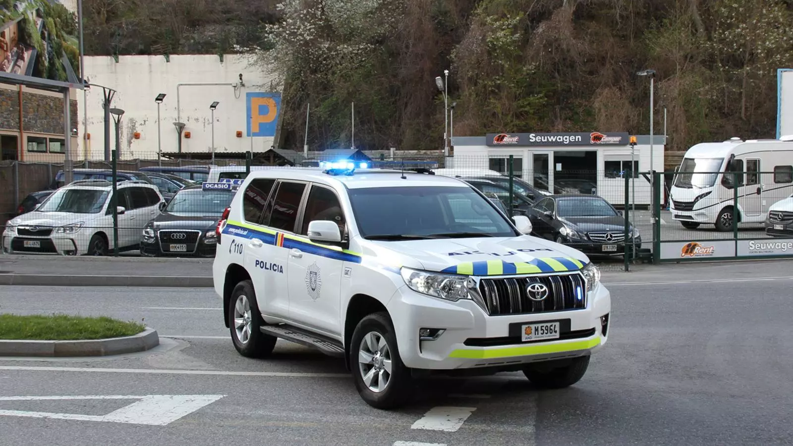 Un cotxe patrulla de la policia durant un control. / TWITTER POLICIA