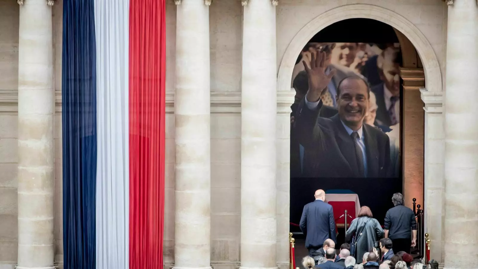 Cua de gent esperant rendir tribut a Jacques Chirac. / EFE