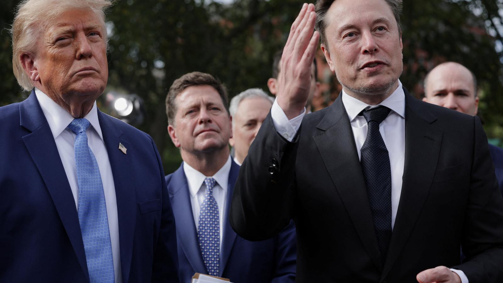 The president of the USA, Donald Trump, and the tycoon Elon Musk speak before the media at an event at the White House.