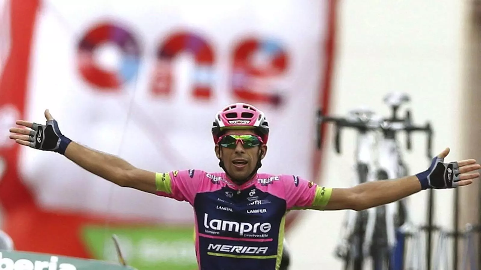 Nelson Oliveira celebra la seva victòria en l'última etapa de la Vuelta abans de l'alta muntanya / JAVIER LIZÓN / EFE