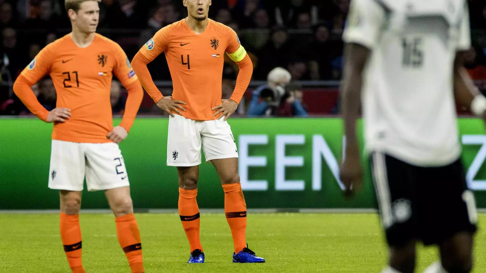Frenkie de Jong i Virgil van Dijk durant la derrota contra la selecció alemana