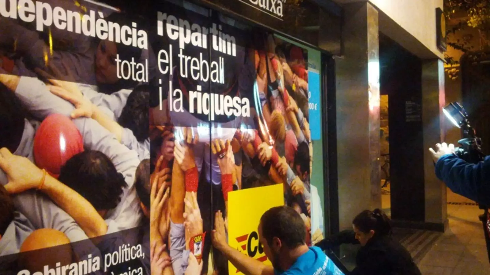 La CUP enganxa el primer cartell de la campanya a una oficina de La Caixa / web de la CUP