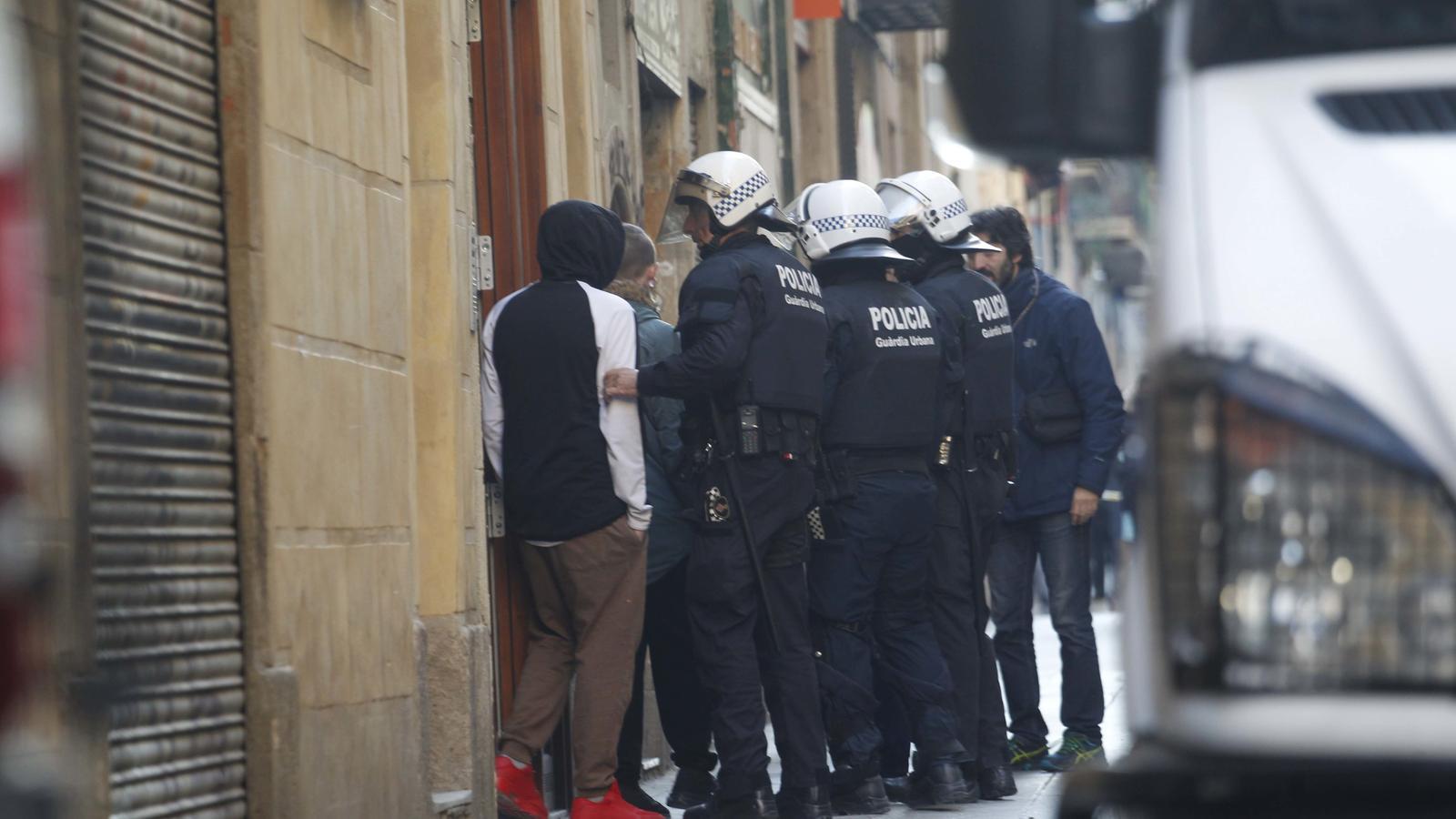 La Guàrdia Urbana desallotja diverses famílies d'un bloc de pisos ocupat al Raval destinat a lloguer social