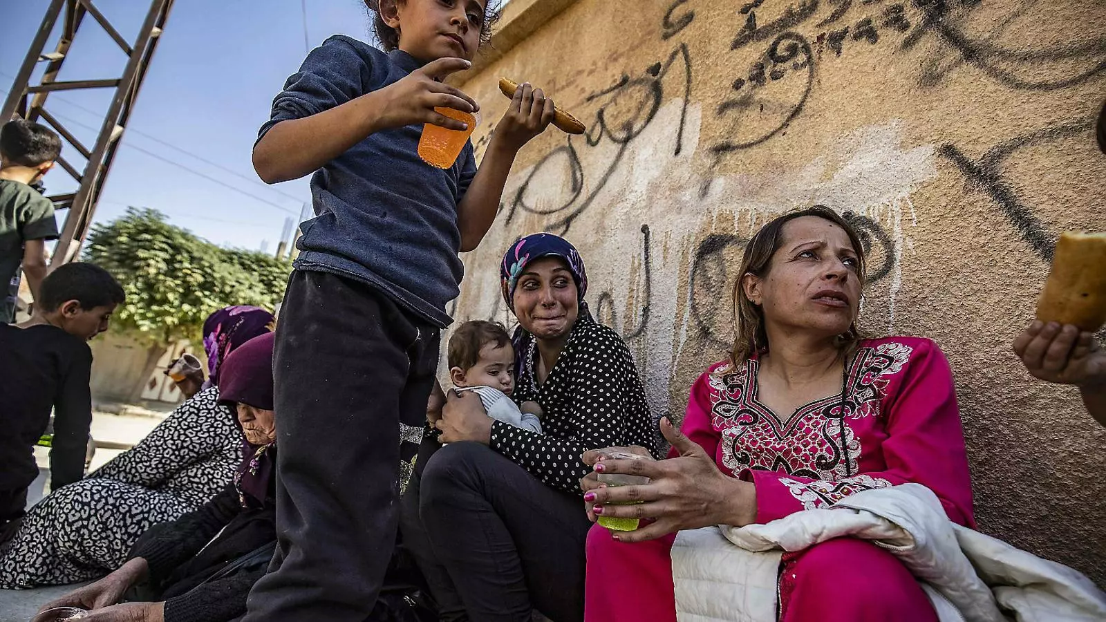 Civils kurds ahir a la ciutat siriana d’Al-Hassakah després de fugir dels bombardejos que les forces turques van dur a terme en diverses localitats al nord de Síria. L’ofensiva d’Ankara va començar dimecres.