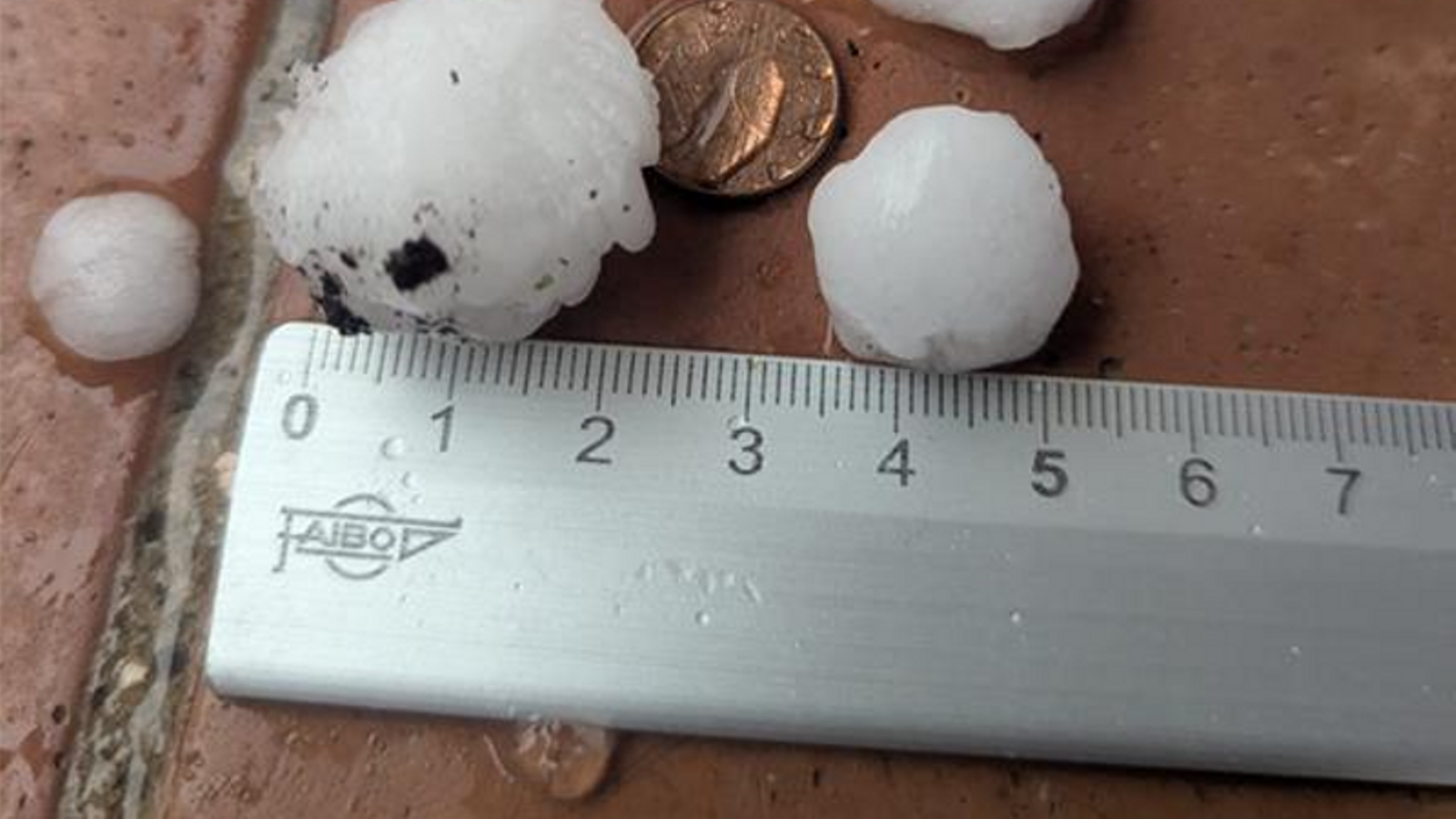Imagen comparativa de las piedras grandes caídas el lunes en Osona.