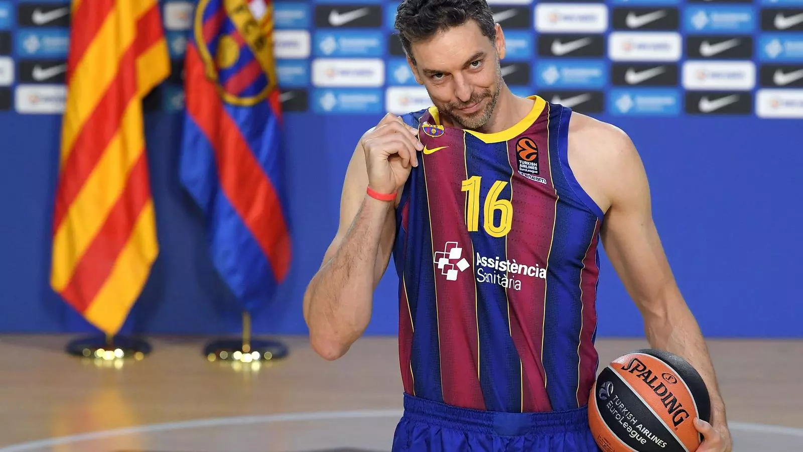 Pau Gasol besant l'escut del Barça