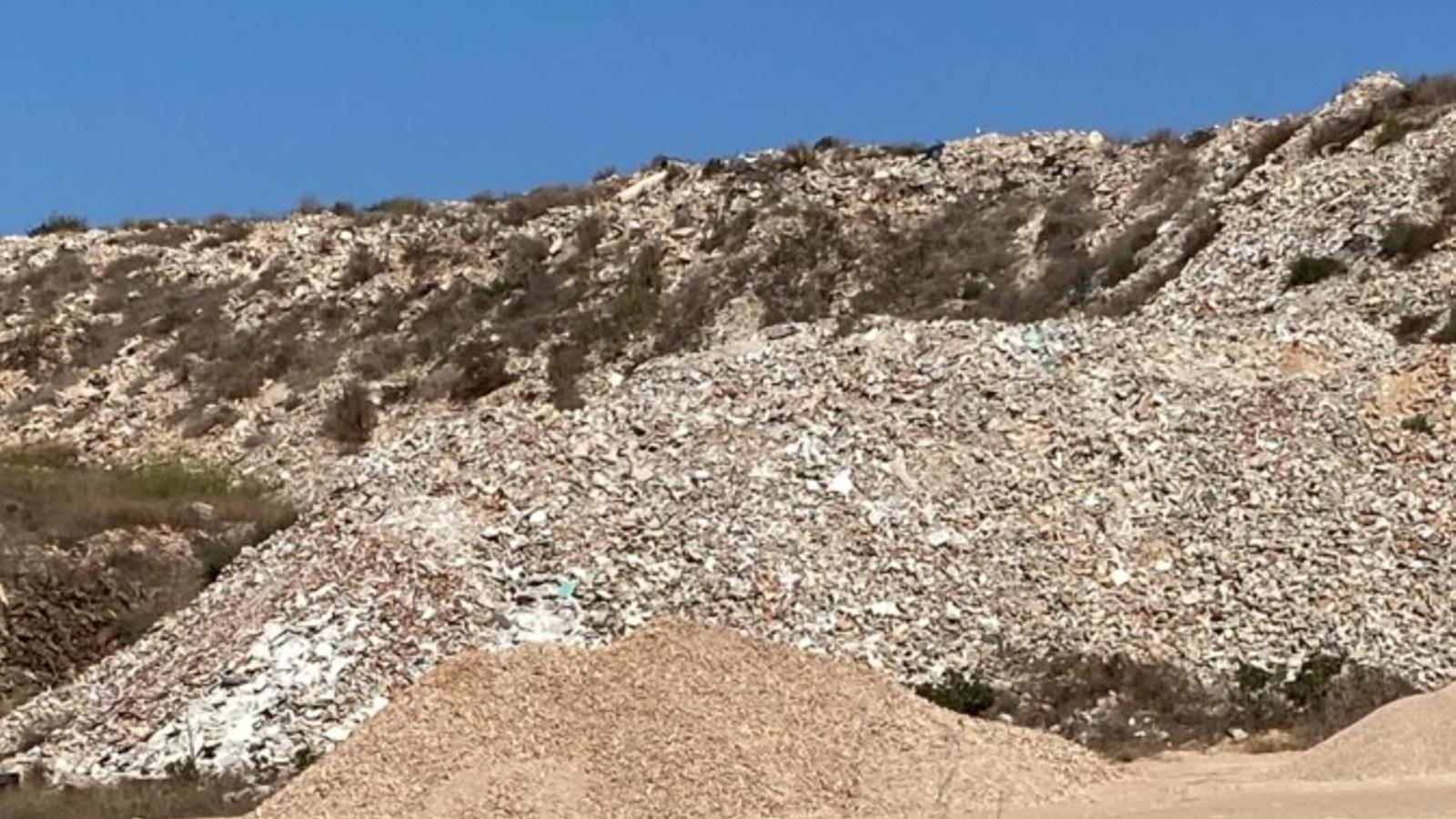 Munts de residus de residus d'obra a l'àrea des Cap de Barbaria.