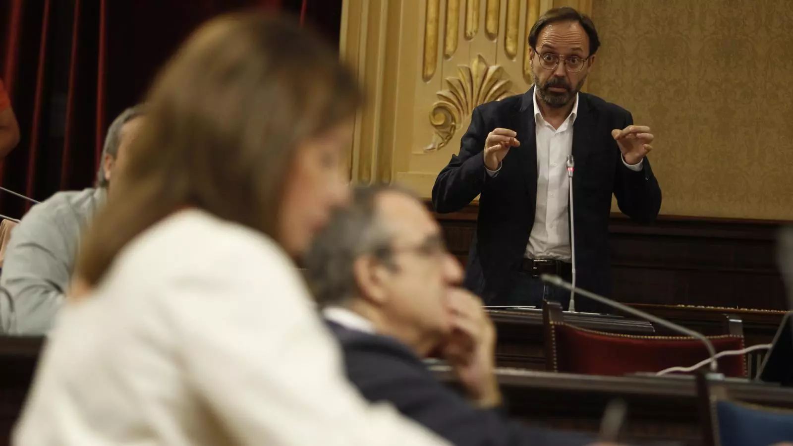 Josep Castells i Francina Armengol en la sala de plens del Parlament.