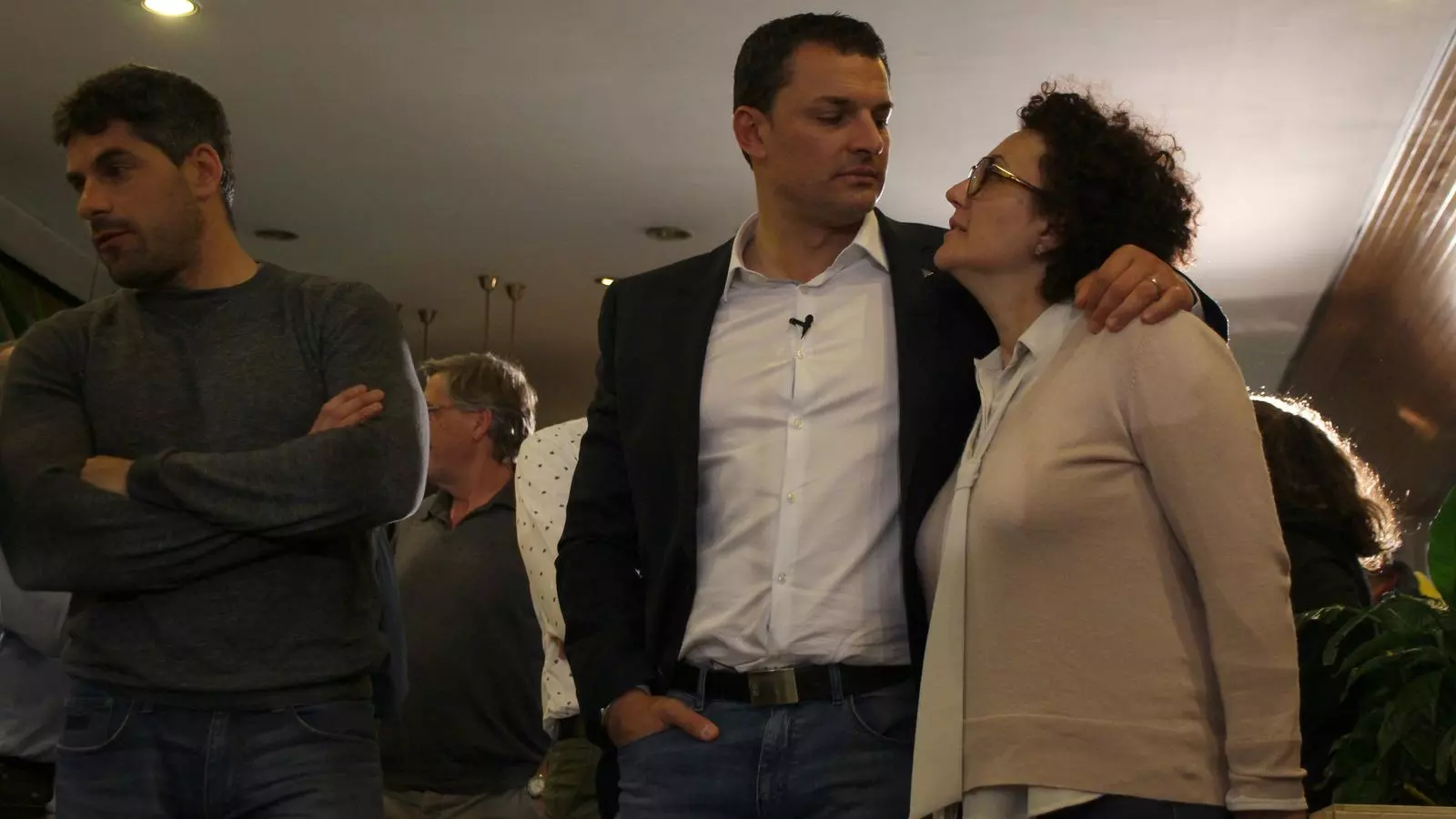 El candidat liberal, Jordi Gallardo, anima a Judith Pallarès, candidata a la Massana. / C. G.