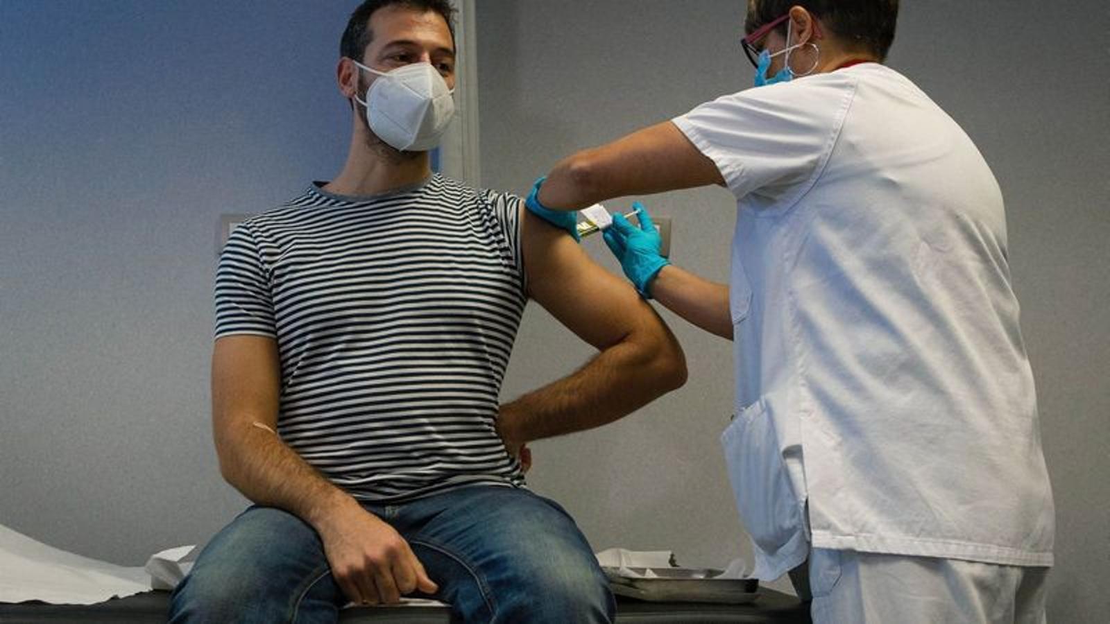 A nurse vaccinates a patient