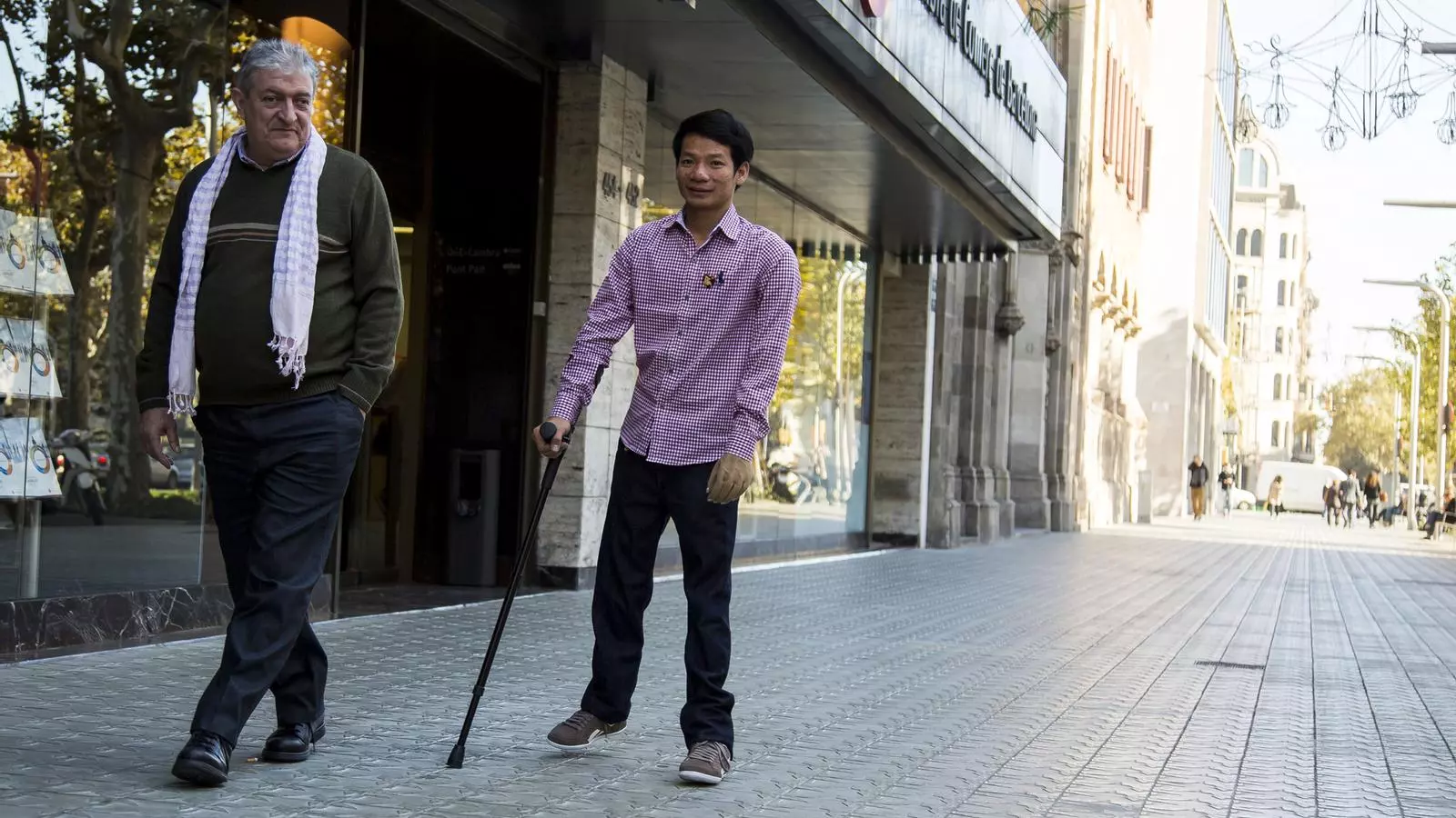 Channeng Mek caminant amb les noves pròtesis junt amb el tècnic protèsic Joan Vélez qui li ha posat