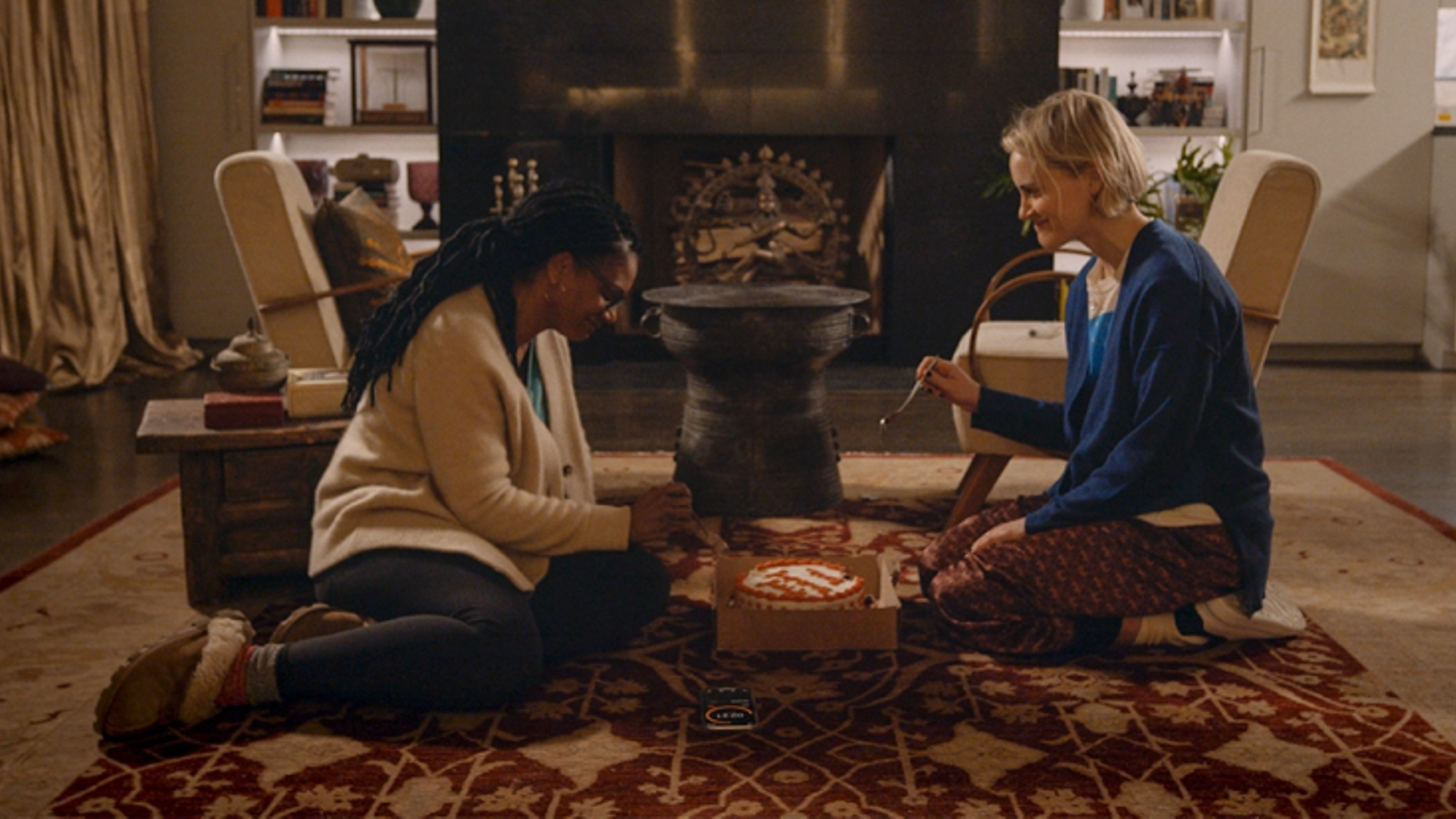 Audra McDonald i Taylor Schilling encarnen a dues veïnes que hauran de fer front a una variant mortal de la COVID.