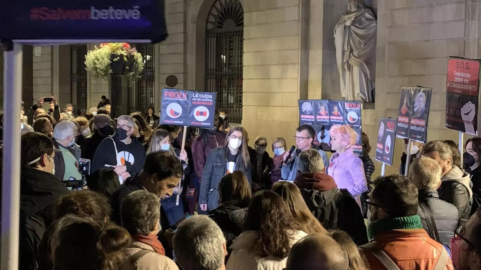 Imatge de la concentració en suport als acomiadats de Betevé