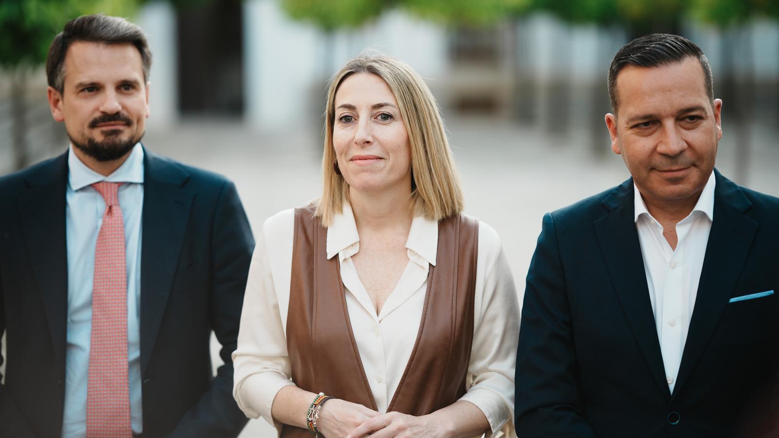 The acting president of the Junta de Extremadura, María Guardiola and the Vox candidate, Óscar Fernández, attend to the media after reaching an agreement for a coalition government.
