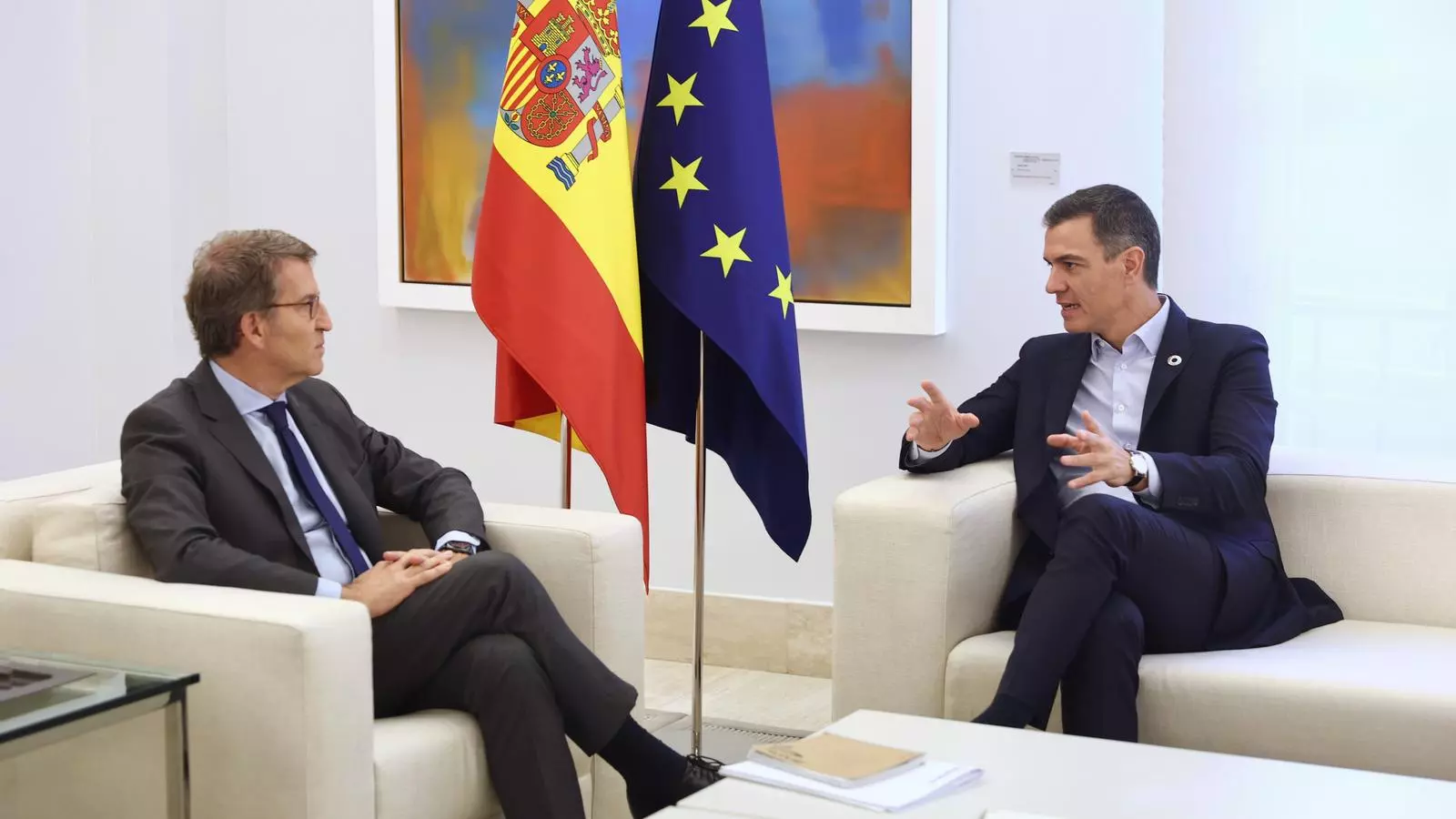 Alberto Núñez Feijóo i Pedro Sánchez, en la reunió a la Moncloa del 10 d'octubre de 2022