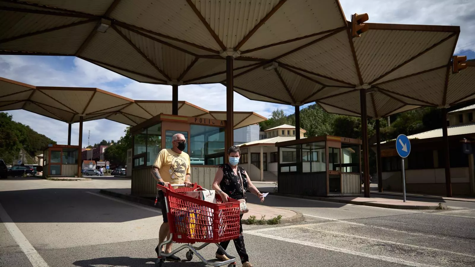 Una pareja de franceses volviendo hacia Francia después de haber comprado en la Jonquera