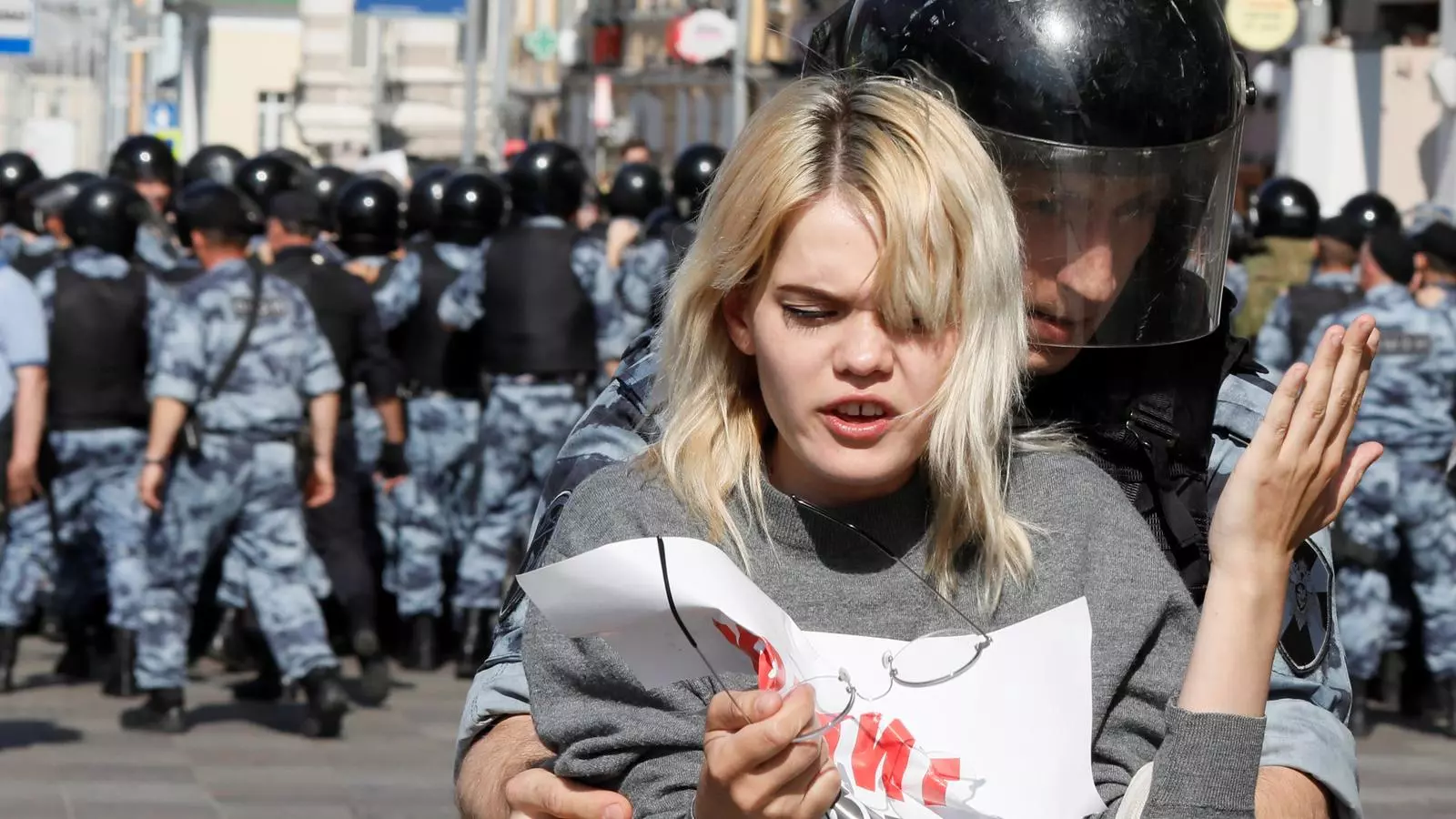 Un policia deté una de les participants a la manifestació d'aquest dissabte a Moscou.