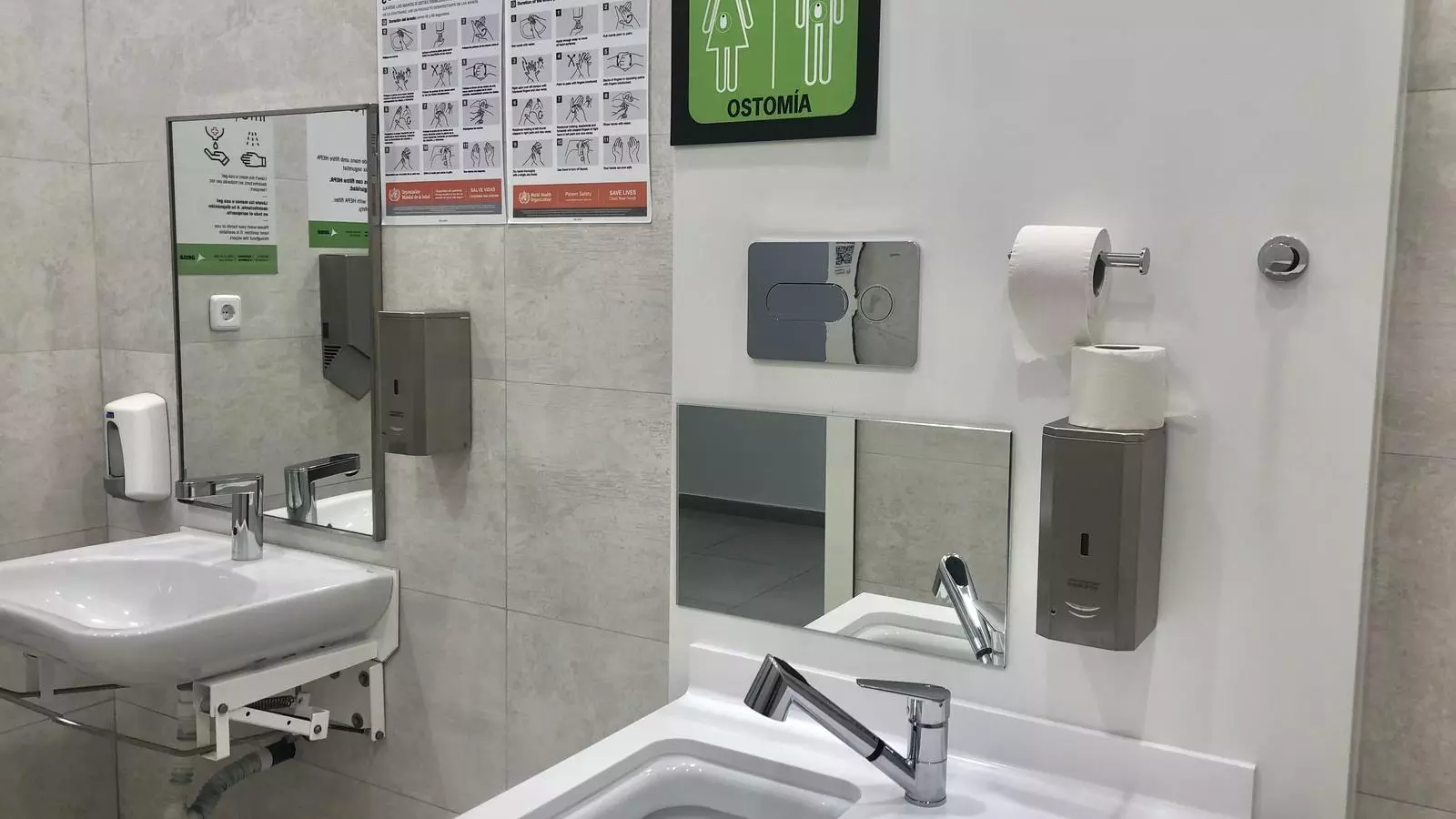 Un dels tres banys habilitats a l'aeroport de Palma per a persones ostomitzades