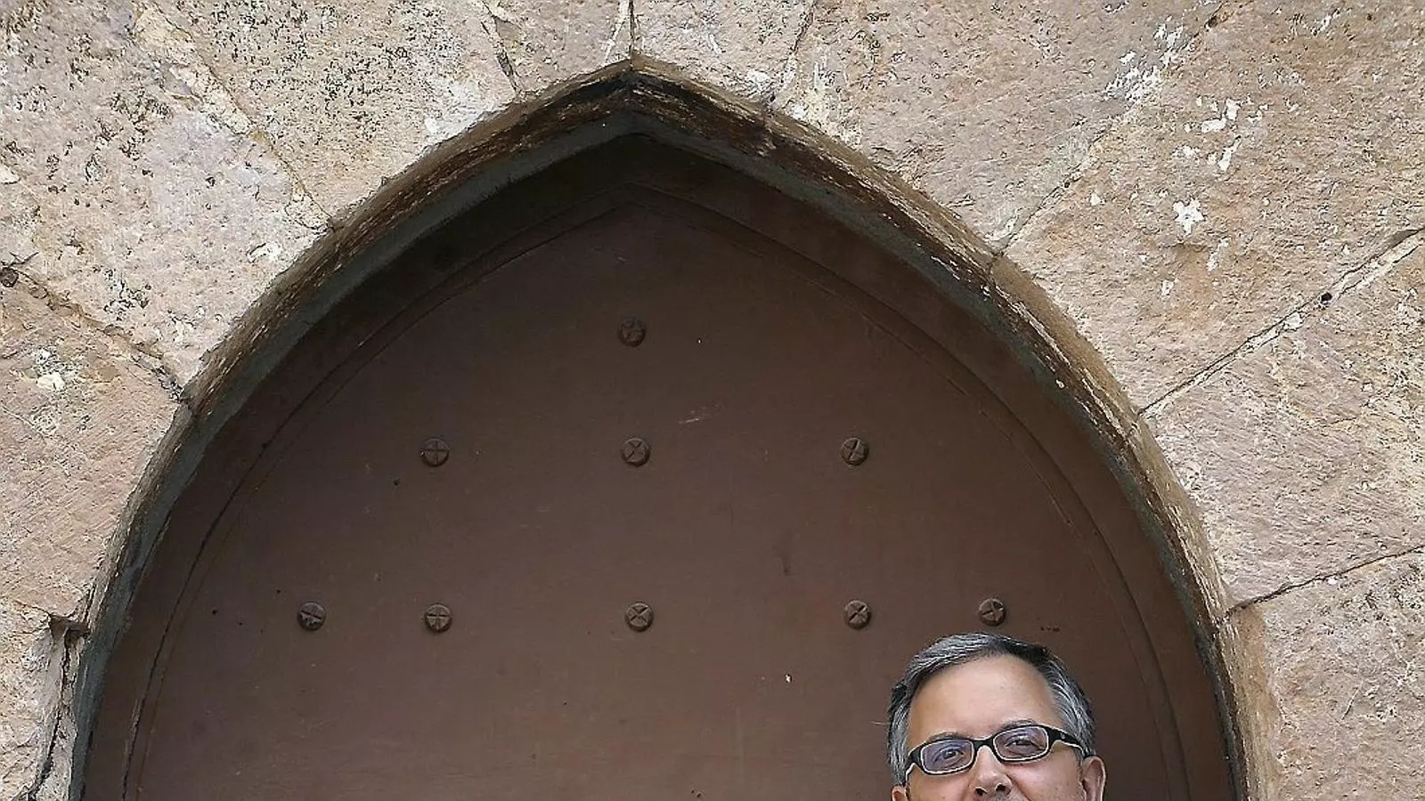 L’escriptor valencià Joan Garí als peus del campanar El Templat, adossat actualment a la basílica del Salvador de Borriana.