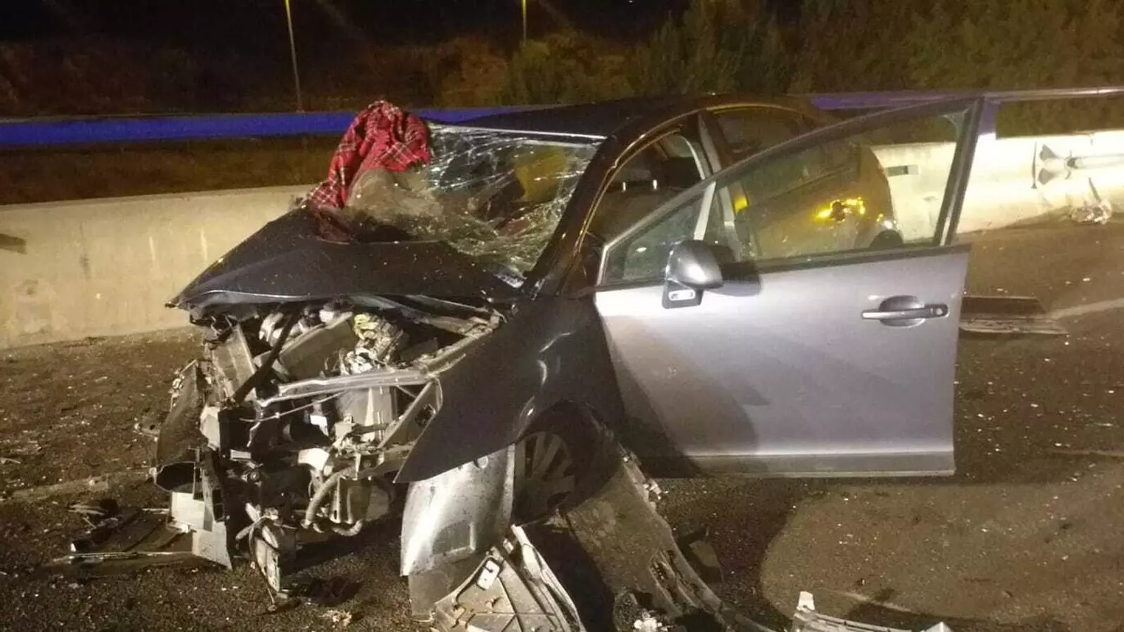 Un dels cotxes sinistrats en el xoc frontal entre dos turismes aquest diumenge a Vilafranca del Penedès
