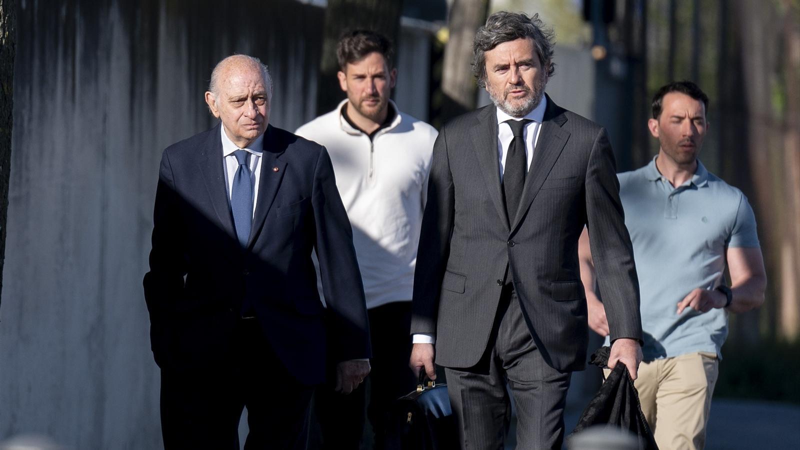 Jorge Fernández Díaz arrives at the National Court accompanied by his lawyer