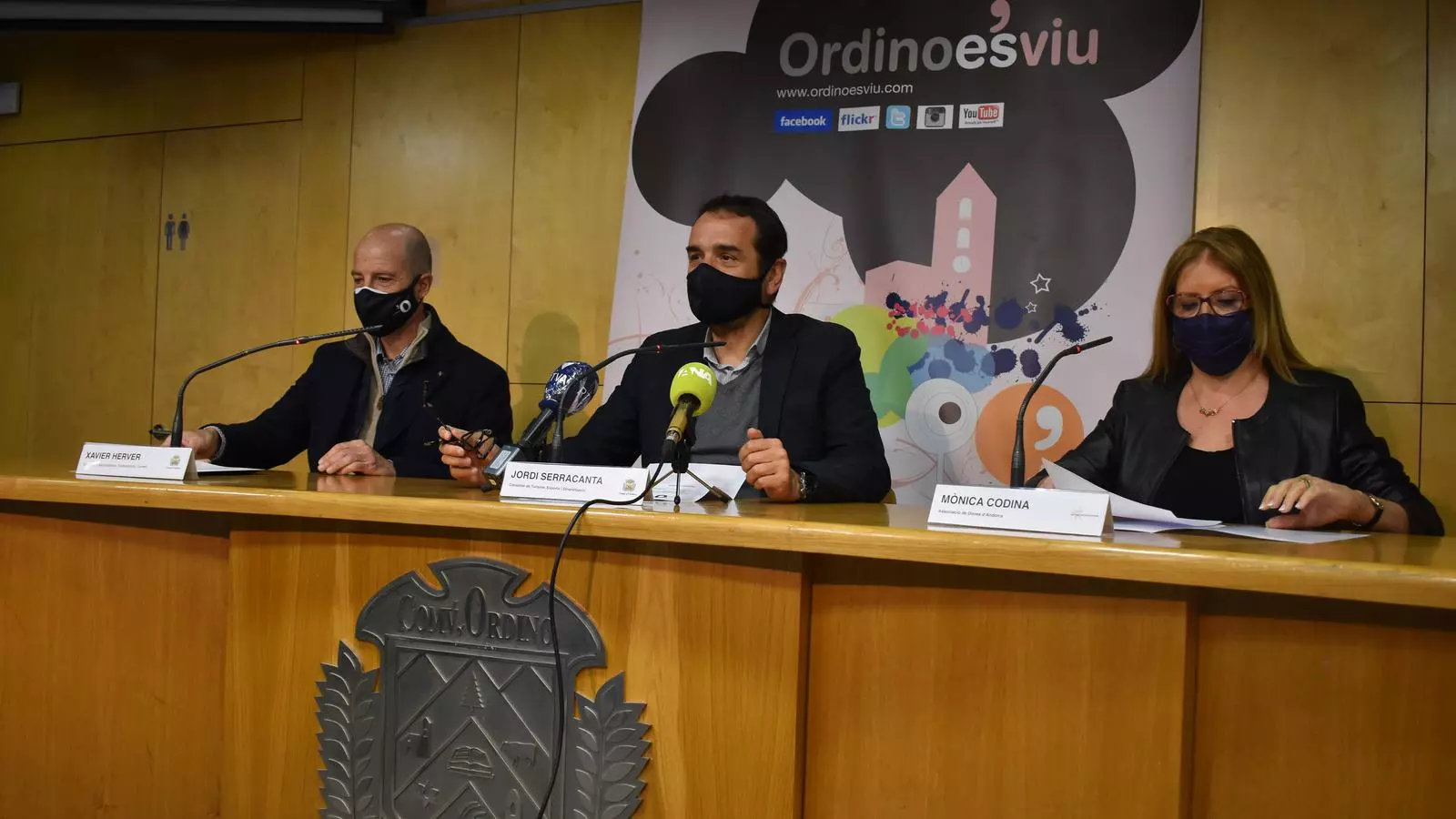 El director tècnic del Club Karate d'Ordino i president de la Federació Andorrana de Karate, Xavier Herver; el conseller de Turisme, Esports i Dinamització, Jordi Serracanta; i la presidenta de l'Associació de Dones d'Andorra, Mònica Codina, presenten la 'masterclass' solidària de defensa personal per a dones.