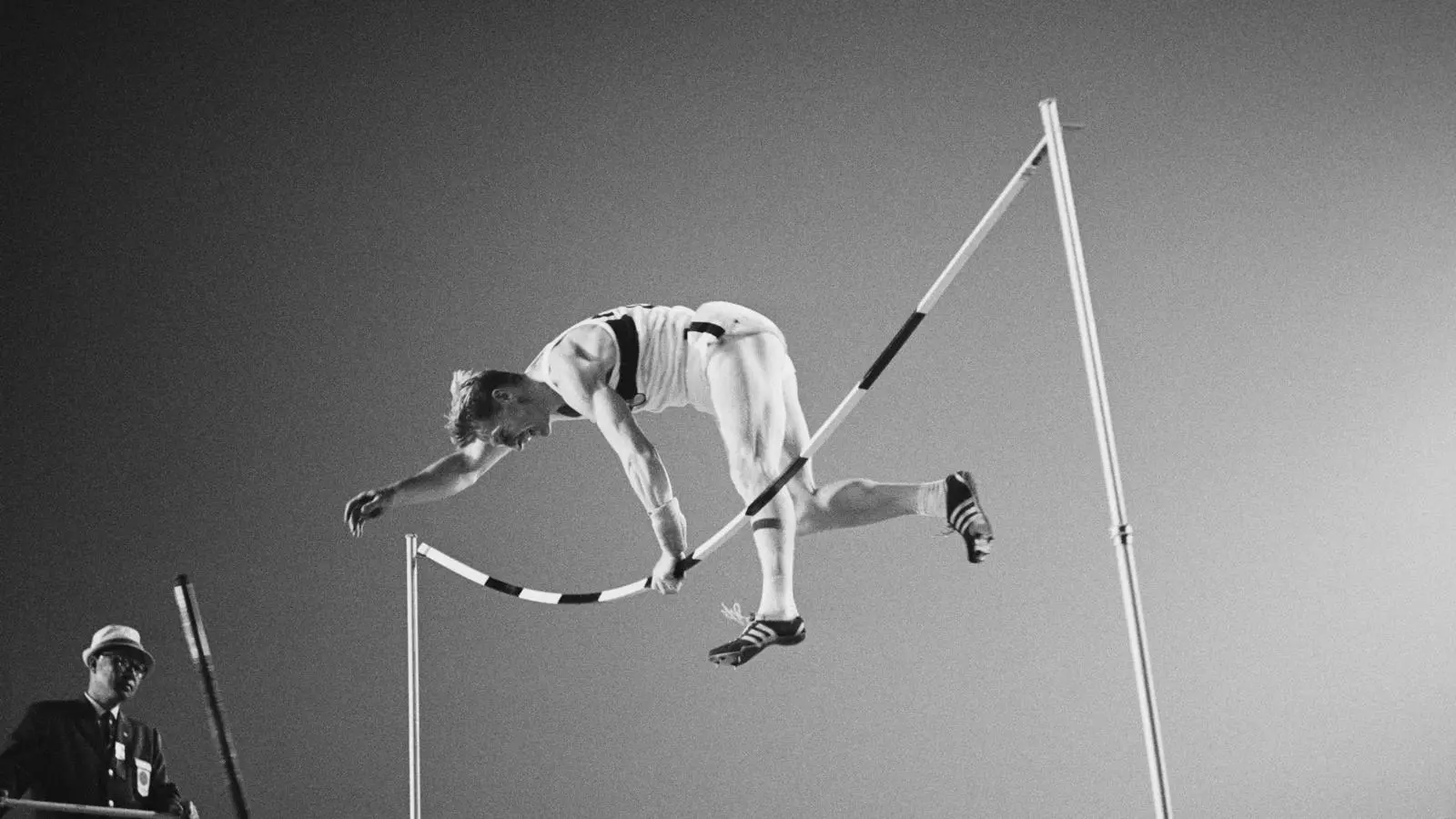 L'atleta alemany Wolfgang Reinhardt en la prova de salt amb pèrtiga als Jocs Olímpics de 1964, a Tòquio