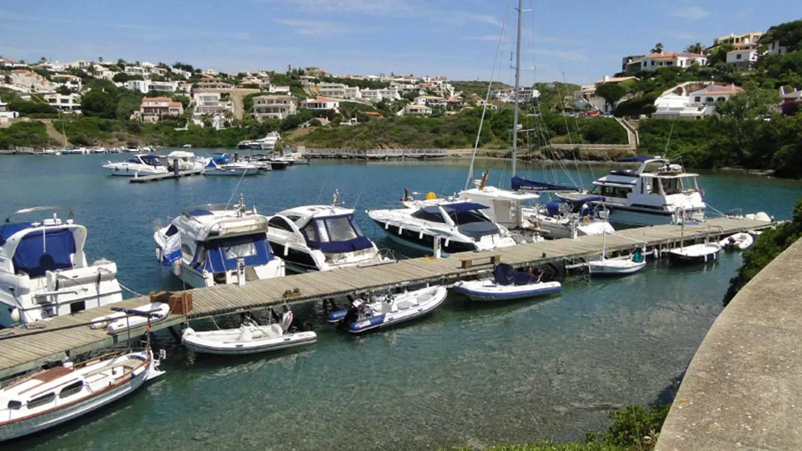 Embarcacions amarrades al port de Maó.