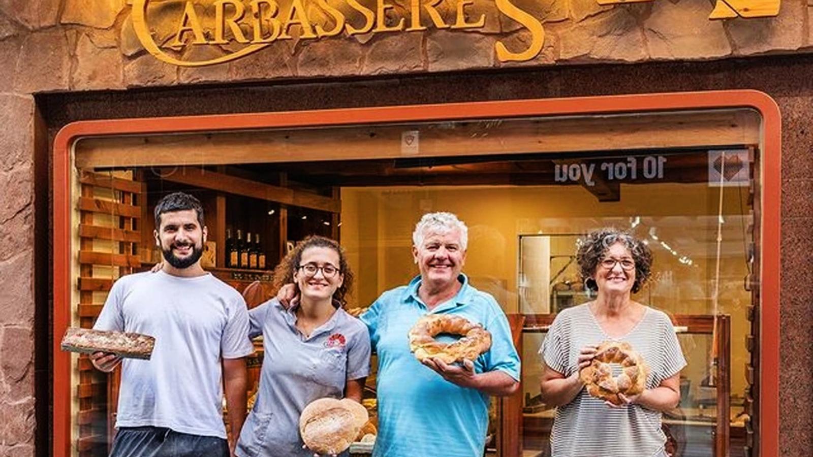 La familia Vilanova, con la quinta generación al frente, Alba y Nil, delante de Can Carbasseres de Olot