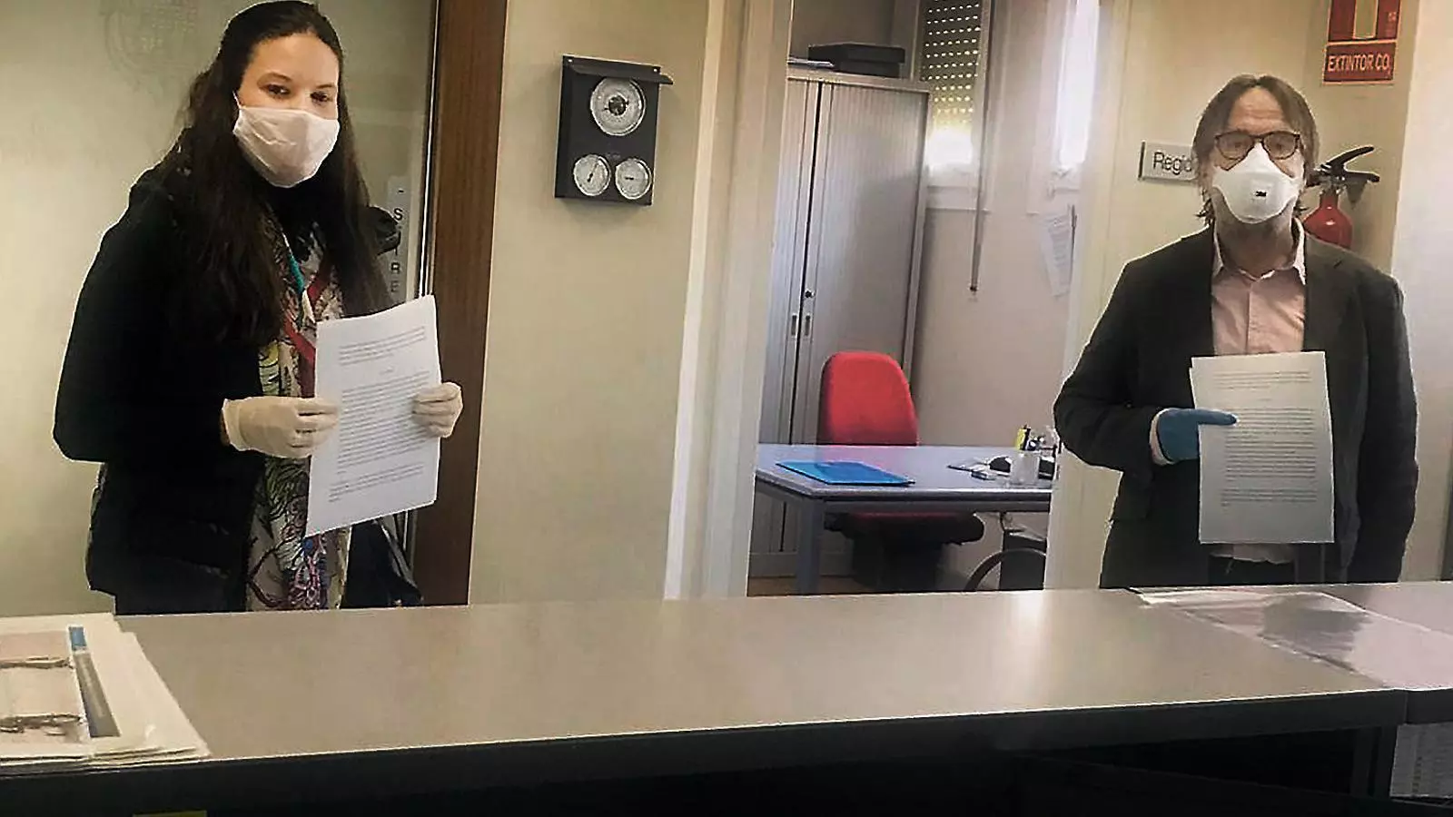 La regidora d’ERC i ara ja alcaldessa, Solés Carabasa, i el regidor de PontsxCat, Emili Palà, presentant la moció de censura contra l’aleshores alcalde, Josep Tàpies, el 15 de maig.