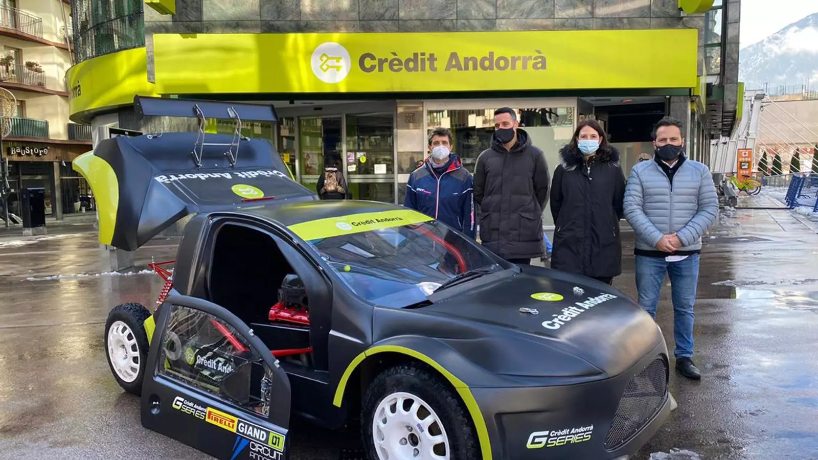 Els participants a la roda de premsa amb un dels vehicles. / CRÈDIT ANDORRÀ GSERIES