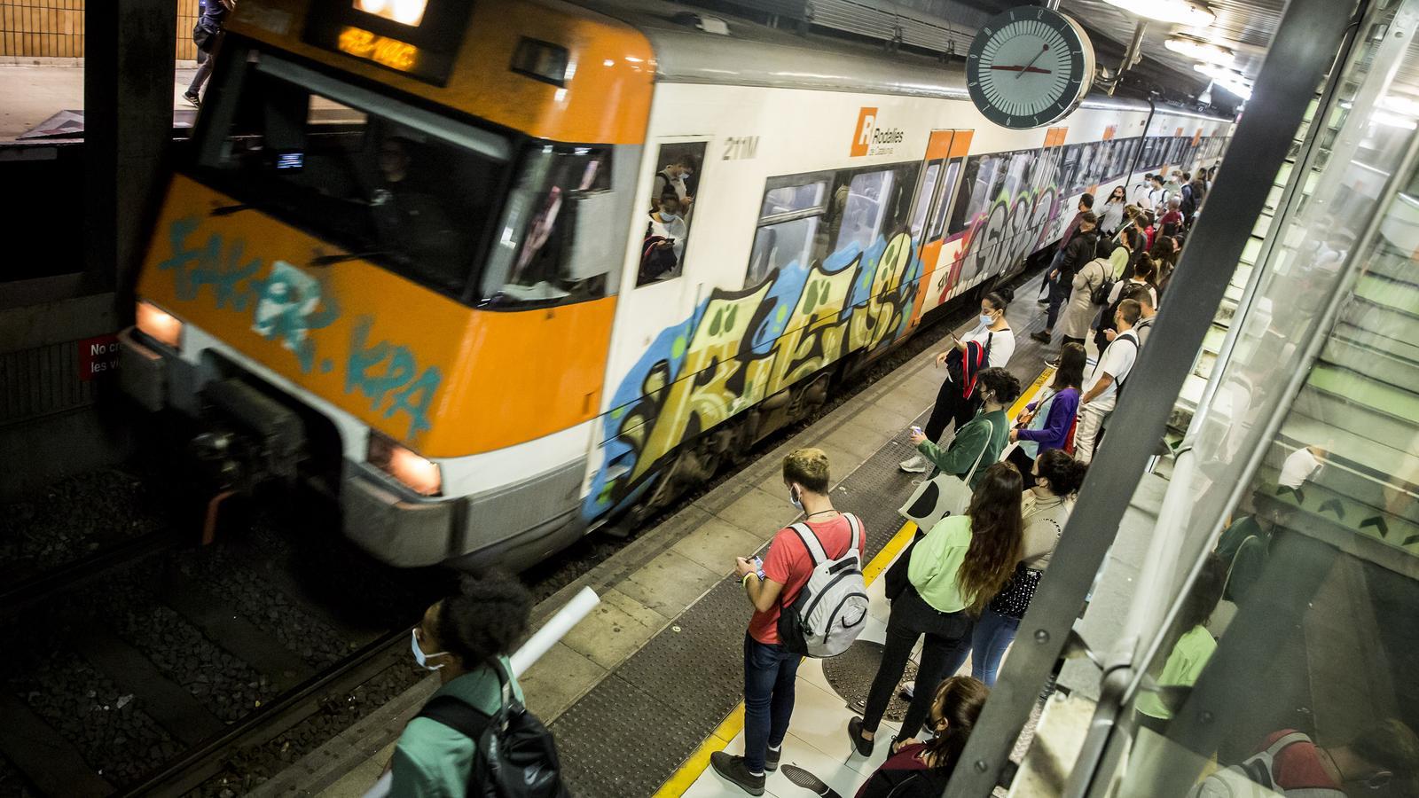 Un tren de Renfe en Plaza Cataluña.