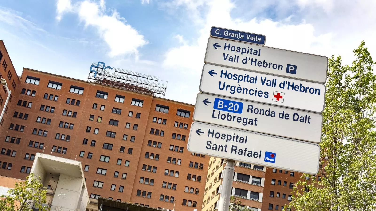 Façana de l’Hospital de la Vall d’Hebron, un dels centres que han centralitzat els casos de covid-19 a Barcelona.