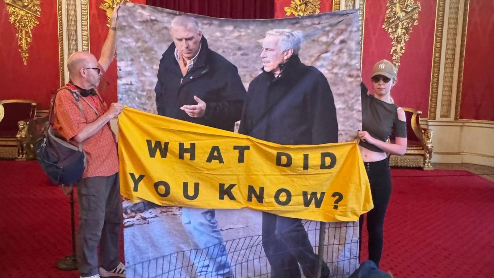 Imagen del momento de la protesta en el salón del Trono del palacio de Buckingham.
