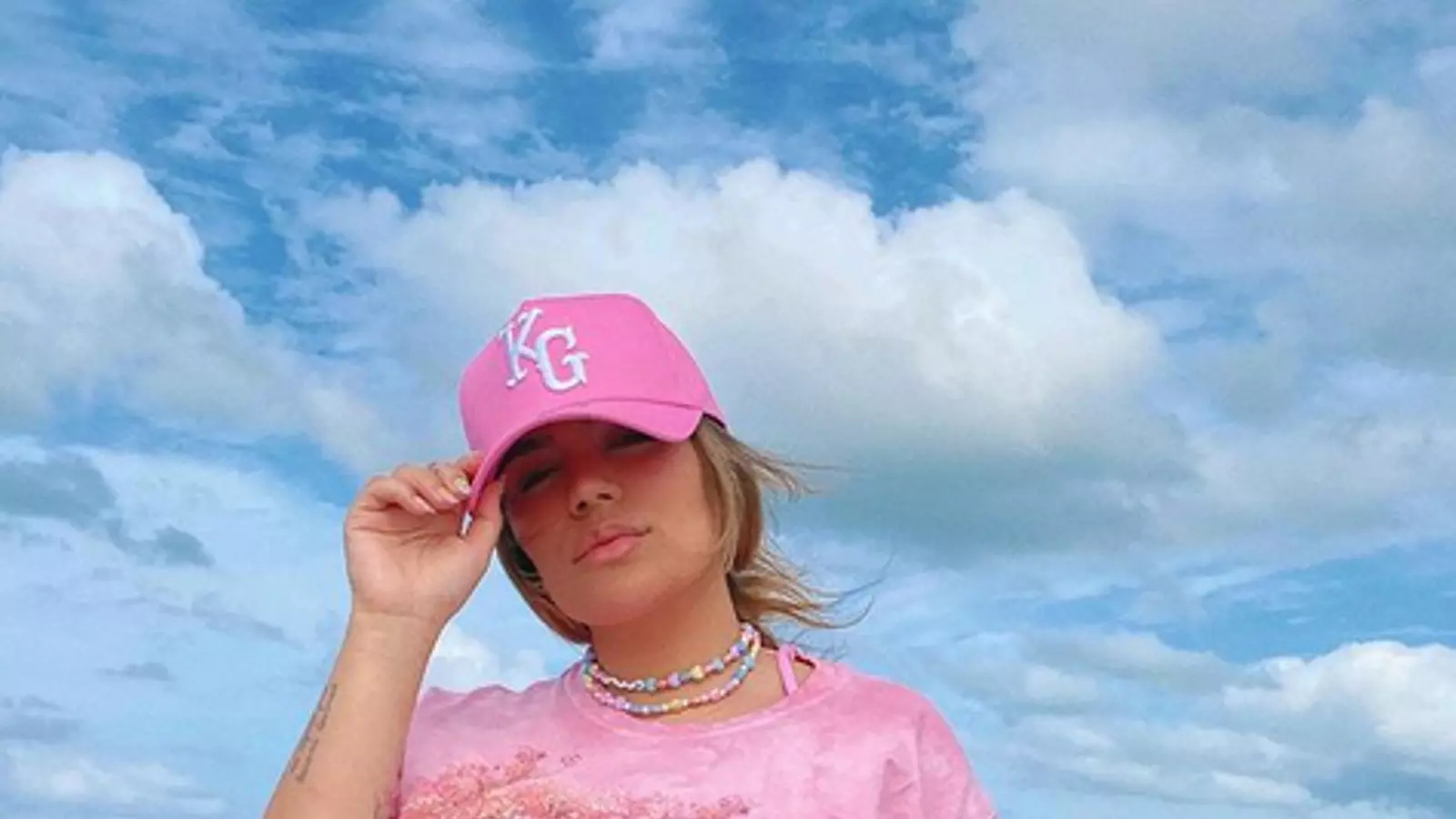 Karol G en una foot comaprtida per ella