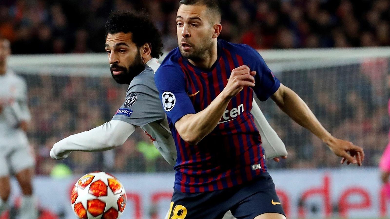 Jordi Alba, disputant una pilota amb Mo Salah en el Barça-Liverpool