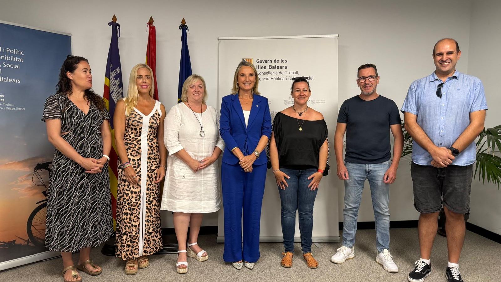 La consellera de Treball acompanyada de representants dels sindicats majoritaris