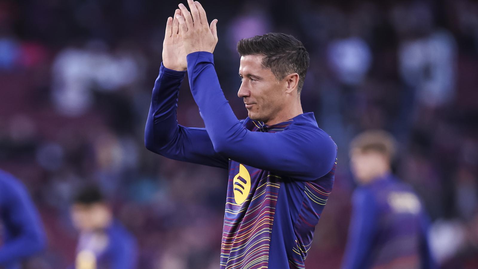 Robert Lewandowski, greeting the Barça fans before the match against Betis